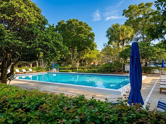 2nd image of 907 Cypress Terrace #201