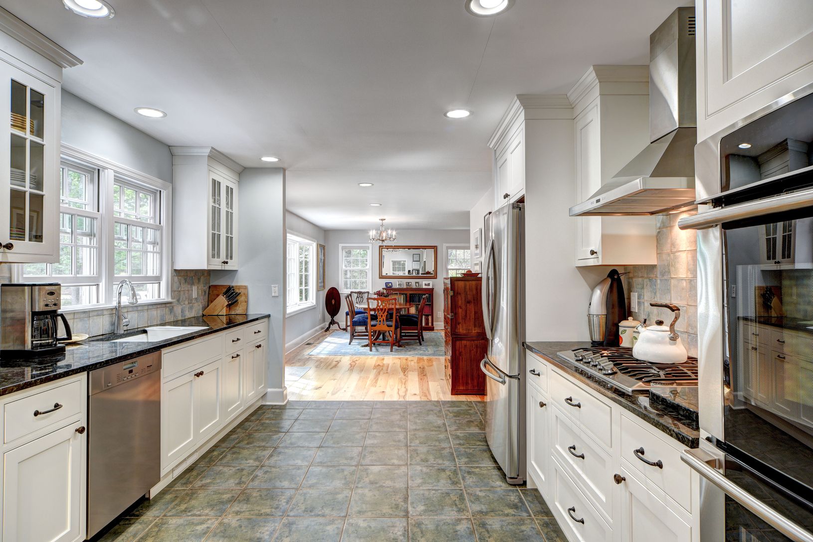  Renovated Kitchen w/High End Appliances