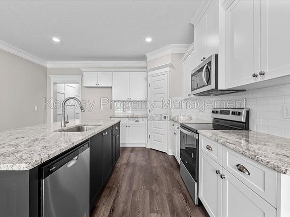 3rd image of 216 Linsmore Ln