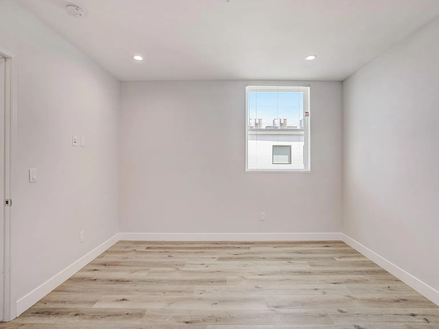 5068 Romaine St — Photo 3