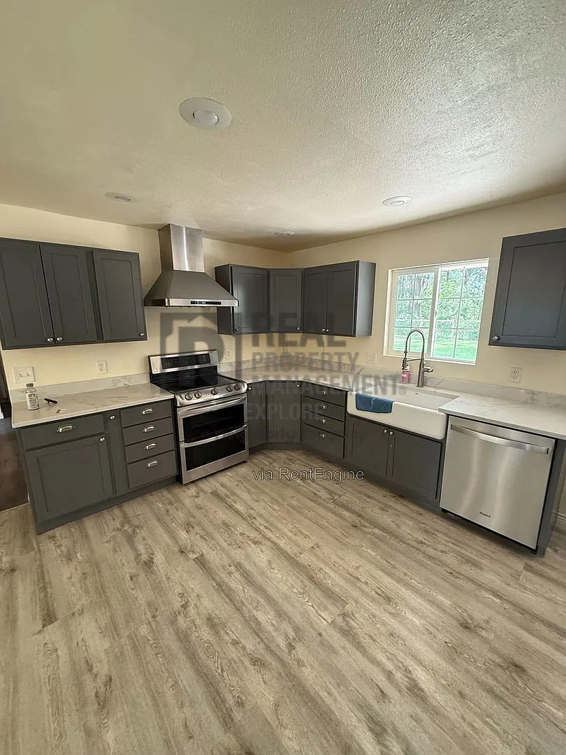 4 bed, 2.5 bath, 1930 sqft, $2,750 — Photo 2