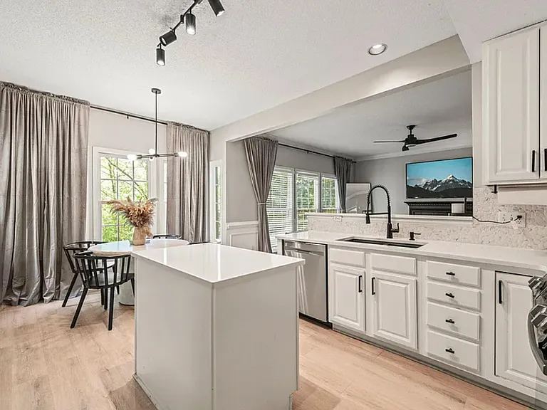 8100 Knebworth Ct — Photo 35