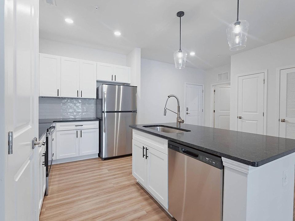 1st image of 214 Kingsmeadow Cir #3-105