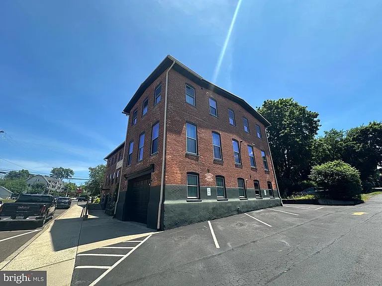 820 W Market St #2B — Photo 24