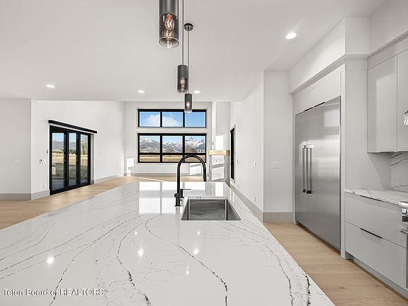 2nd image of 1404 Canyon