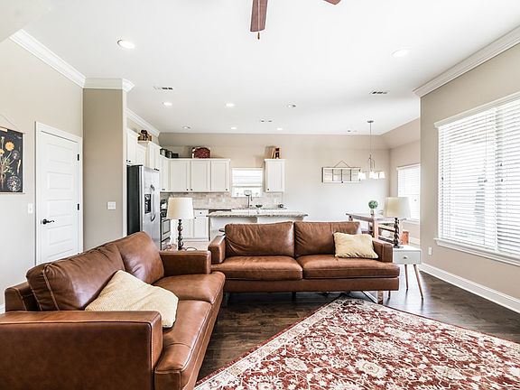 5th image of 3405 Mistletoe Ave