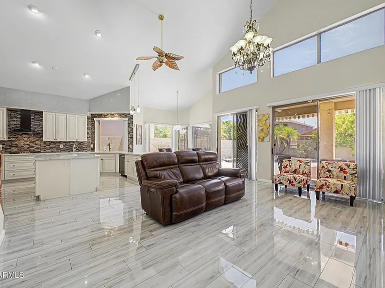 1015 E Irma Ln — Photo 10