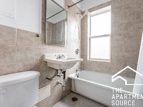 3rd image of 2712 N Milwaukee Ave #202