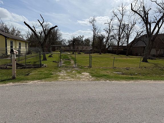 2nd image of 2414 Lone Oak Rd