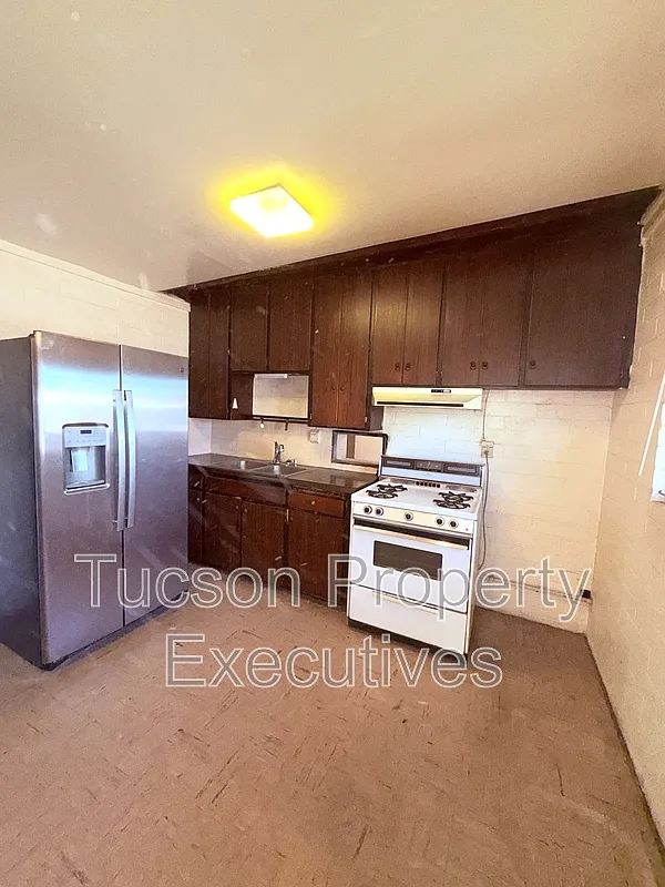 3 bed, 1.0 bath, 1200 sqft, $1,200 — Photo 1