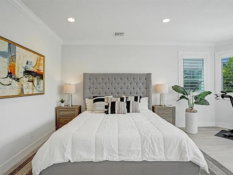453 SW 5th Ave — Photo 37