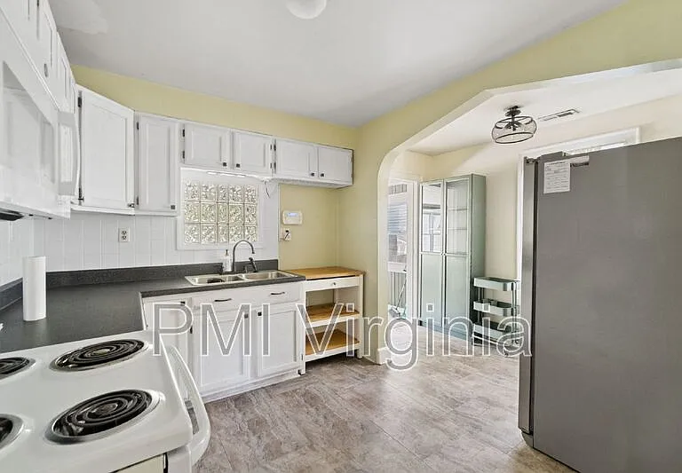 818 W 42nd St — Photo 25