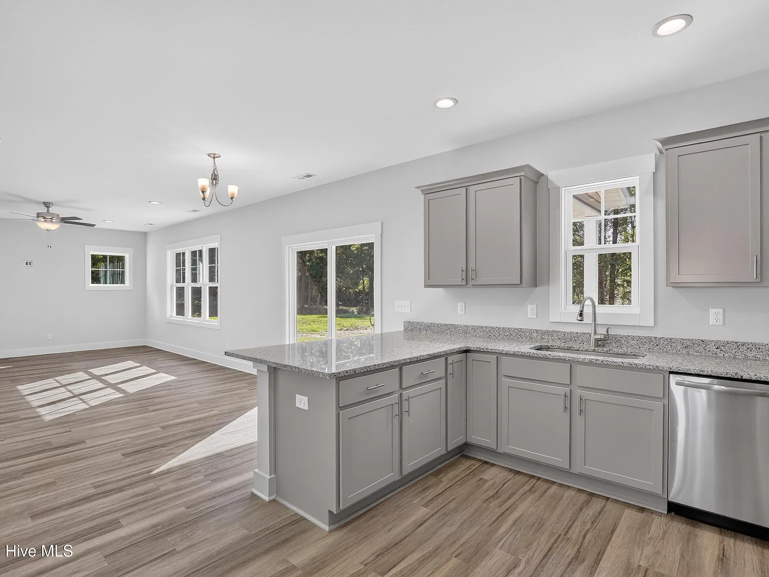 4 bed, 2.5 bath, 2002 sqft, $2,600 — Photo 4
