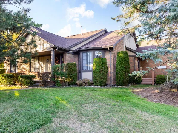 195 Meadow Lane Cir, Rochester, MI 48307