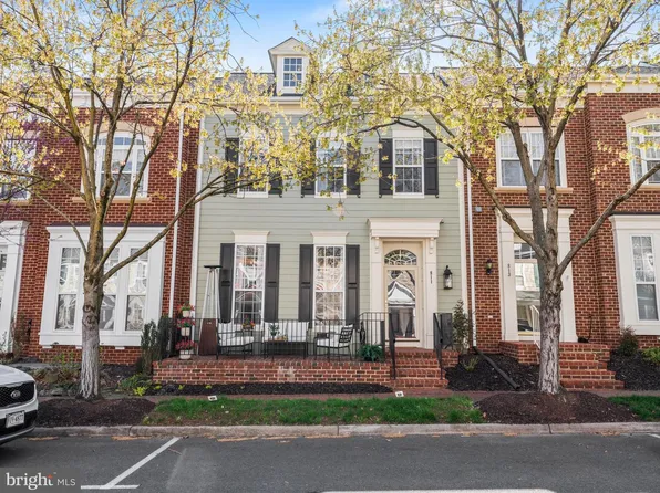 811 Monument Ave, Woodbridge, VA 22191
