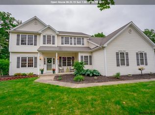 14 Oakhurst Ct, Clifton Park, NY 12065