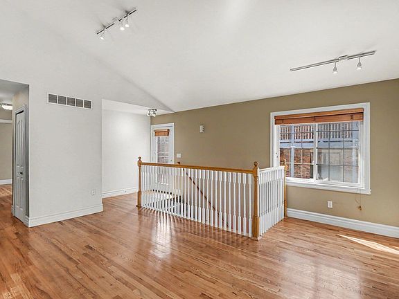 3rd image of 431 E Ferry St
