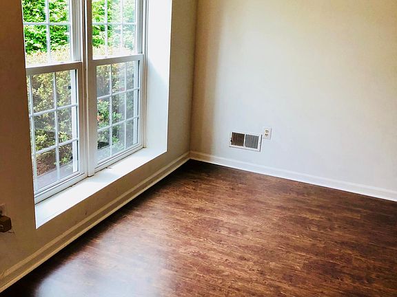 3rd image of 7233 Parsons Ct