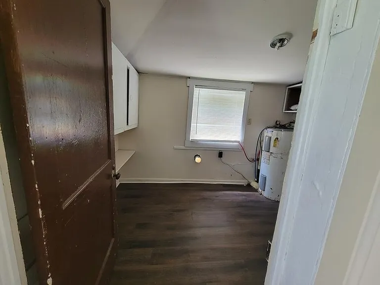 204 John St — Photo 3
