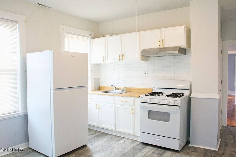 4th image of 915 McClyman Street