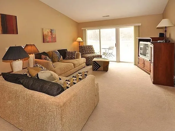 530 Windstone Dr, Hartland, WI 53029