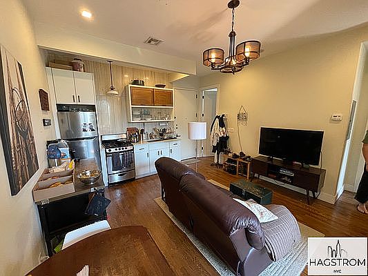 3rd image of 563 Evergreen Ave #3L