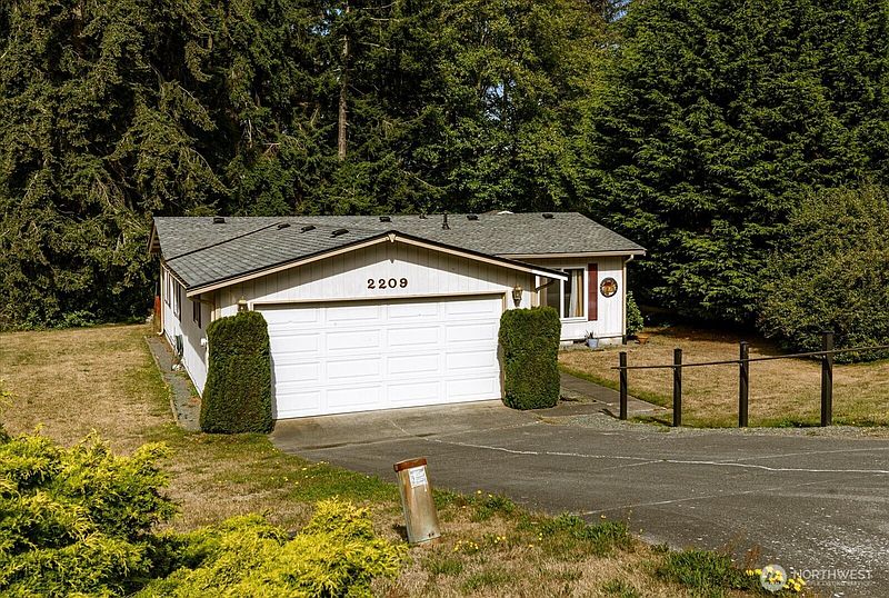 2nd image of 2209 Conniston Way