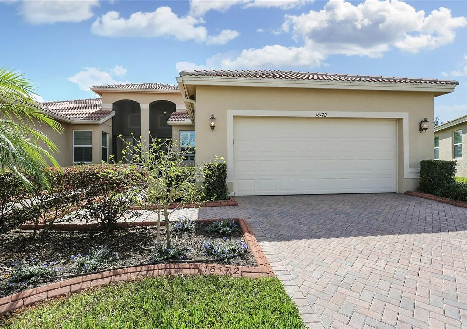 Valencia Lakes live like you are on vacation — Photo 1