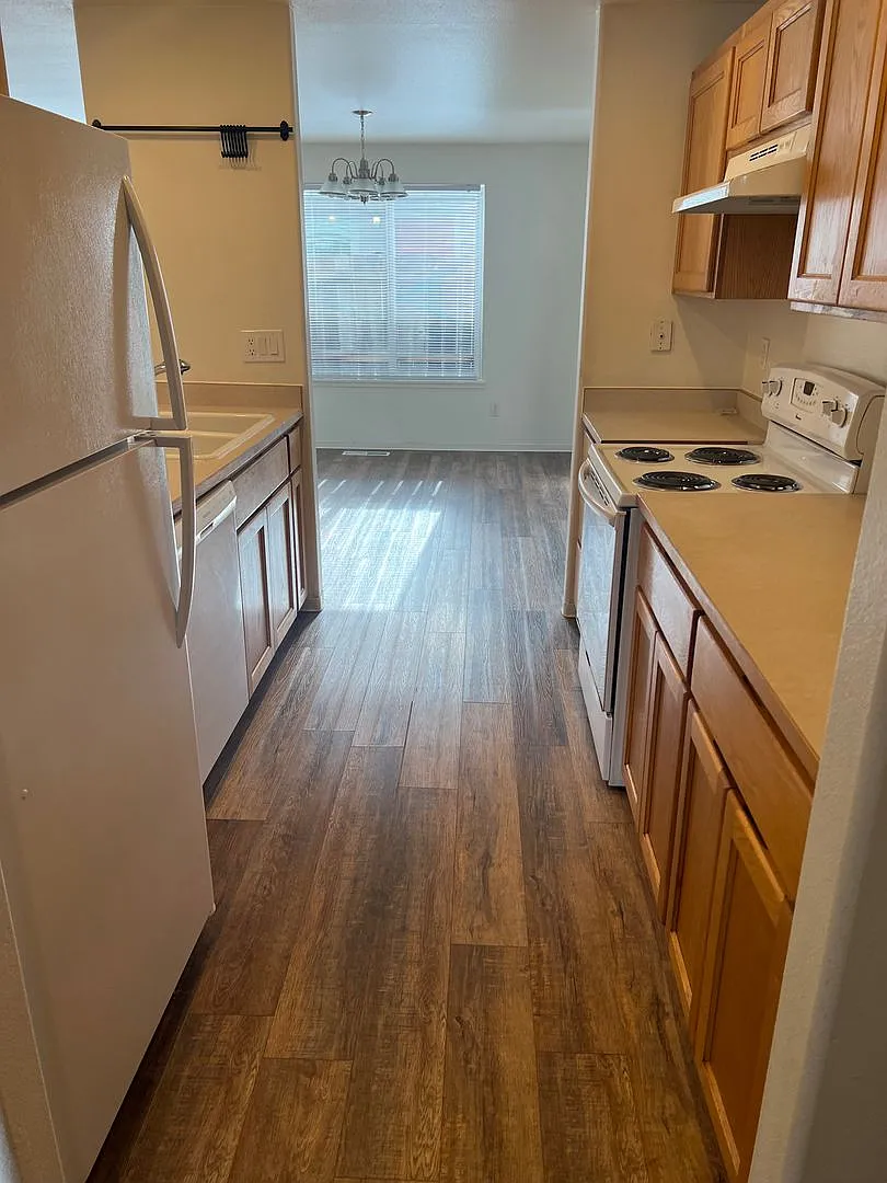 Lovely 3 bedroom, 2.5 bath home with laundry, near schools — Photo 3