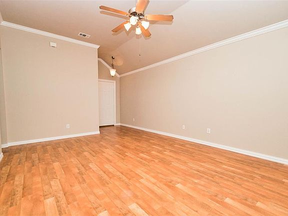 5th image of 620 Twin Knoll Dr