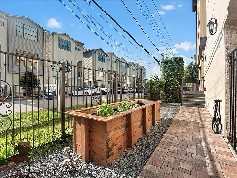 1102 W 15th 1/2 St #A — Photo 6