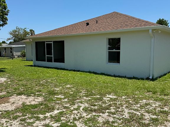 3rd image of 1050 Leeward Dr