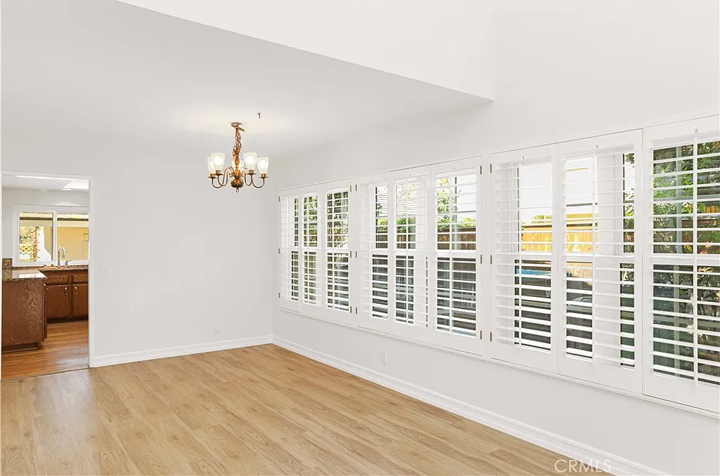 126 E Yale Loop — Photo 3