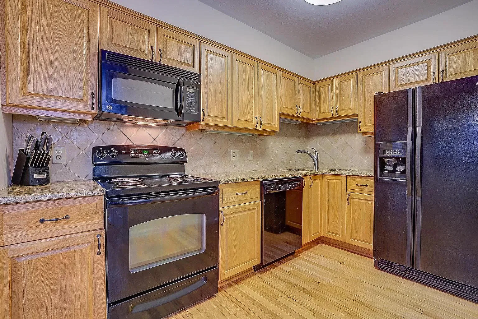 3 bed, 3.5 bath, 2168 sqft, $2,300 — Photo 3