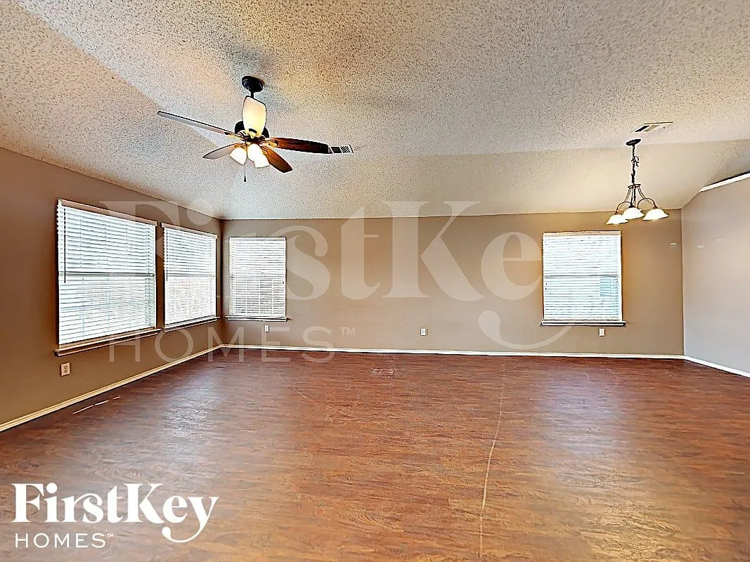 3 bed, 2.0 bath, 1840 sqft, $2,285 — Photo 4