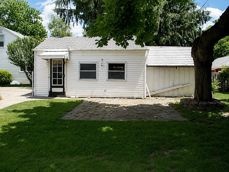 217 W Berry Ave — Photo 15