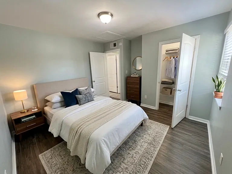 Avondale III Apartments — Photo 26
