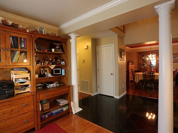 4th image of 294 Applewood Dr