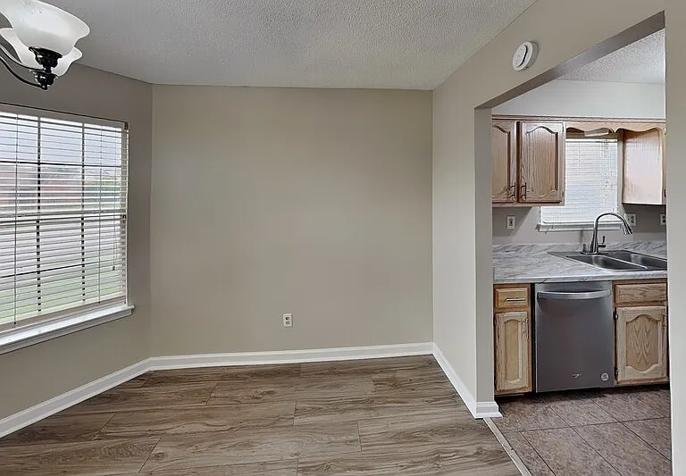 1633 Dexter Ln — Photo 4