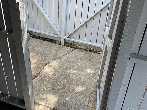 5th image of 83 Corbins Mill Dr