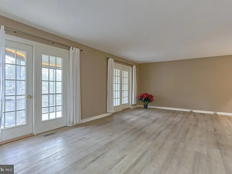 1127 Wicklow Ct — Photo 14