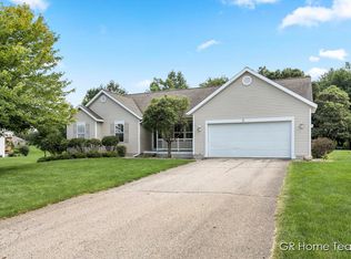 9266 Stone View Dr NE, Rockford, MI 49341
