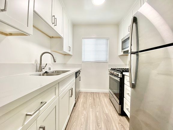 3rd image of 3742 Westwood Blvd #5
