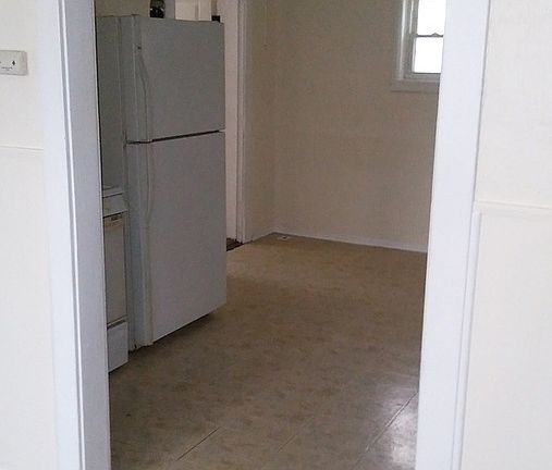 3rd image of 124 Lake Ave Uppr #