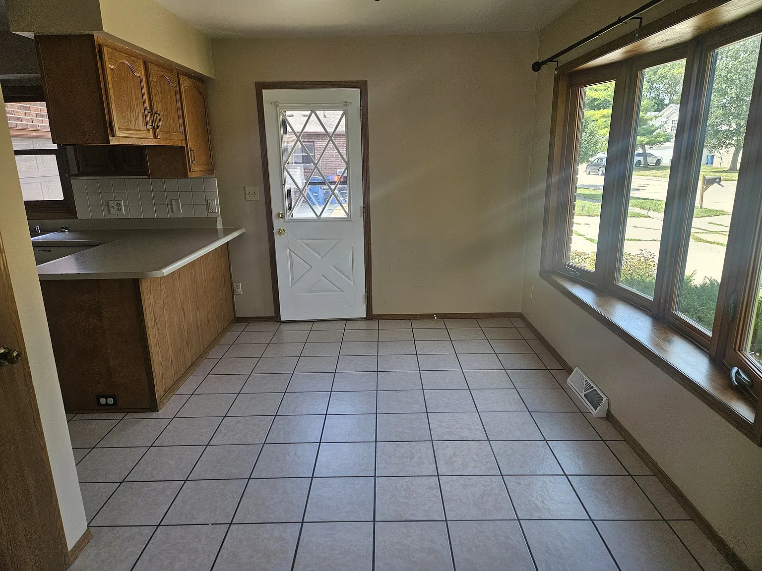 2 bed, 1500 sqft, $1,900 — Photo 3