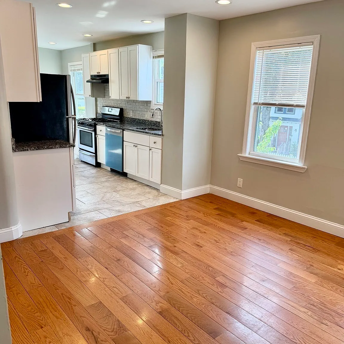 3 bed, 1.0 bath, 1100 sqft, $3,300 — Photo 2