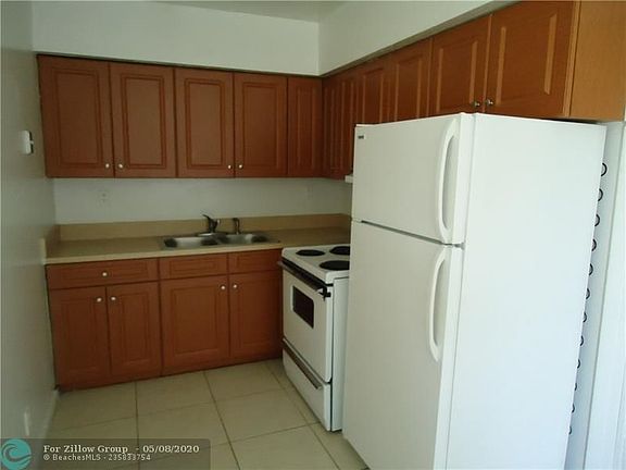 3rd image of 916 NE 12th Ave