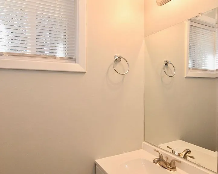 524 Laverne Ave — Photo 12