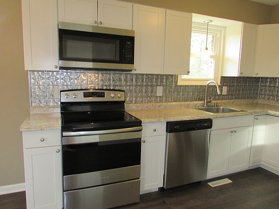 5th image of 1007 Hillcrest Dr