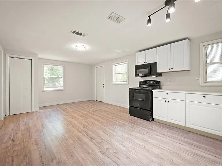 7903 New Kings Rd — Photo 12